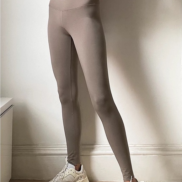 NWT aritzia tnachill atmosphere 7/8 legging mid rise mauve dust pink color small - Picture 1 of 2